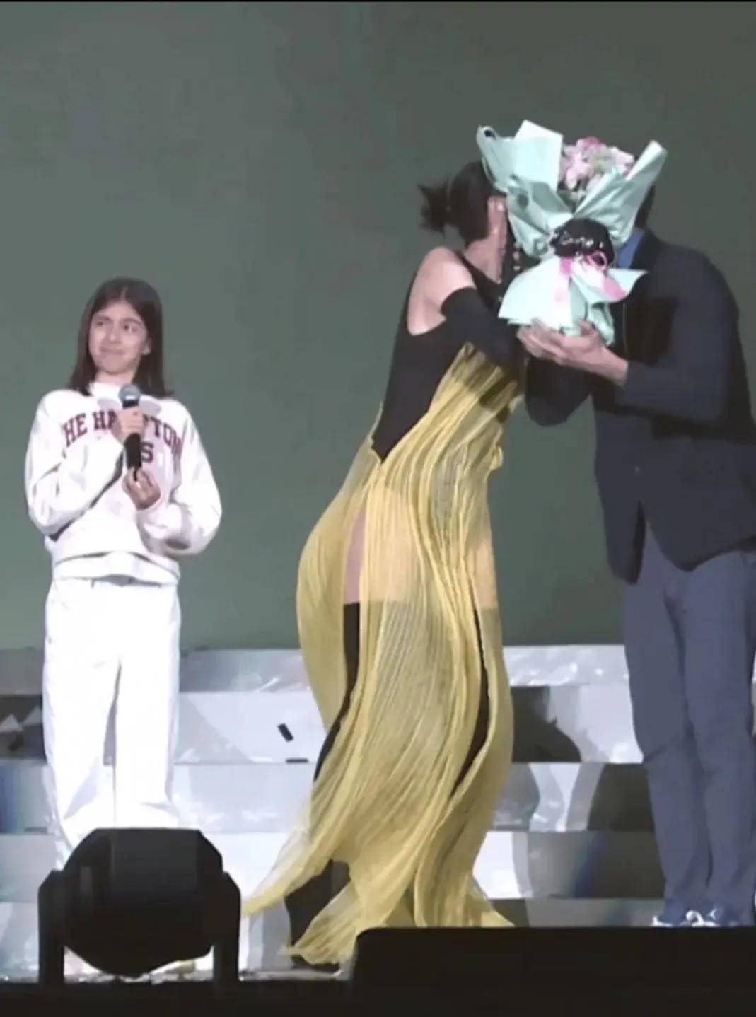 梁咏琪澳门演唱会,外籍老公和女儿神秘现身,画面温馨又幸福