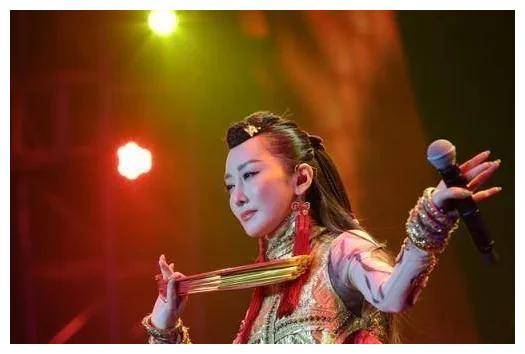 萨顶顶韩国惊艳演唱会,东方魅力梵语惊艳场馆,引爆全场!_音乐_演出_世