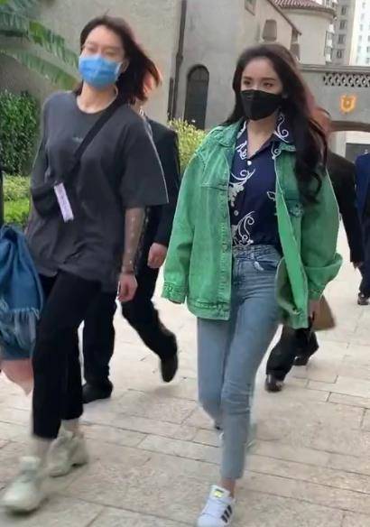 杨幂下班回家没注意与路人同框看到腿围差距才知明星可以有多瘦