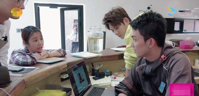 在第一期时,员工们进行厨艺考核,马天宇帮助了李兰迪,最后李兰迪得了