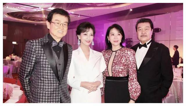 赵雅芝与丈夫亮相活动,冻龄尽显优雅,港姐联手风采更迷人_气质_岁月