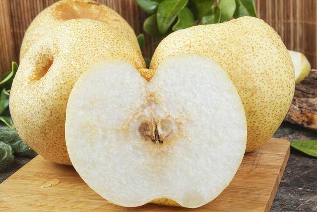 黑木耳黑木耳被誉为"黑色黄金",它含有丰富的植物胶原蛋白和多种矿