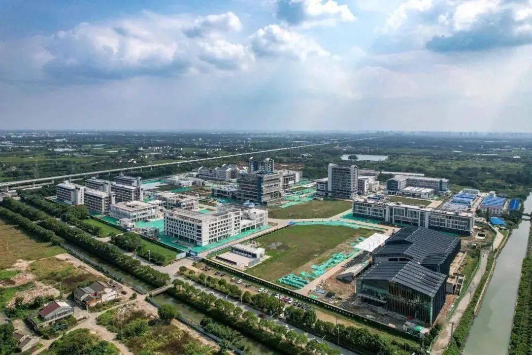 日前,记者从中交一公局霞客湾科学城项目方获悉,江阴校区大部分楼栋已