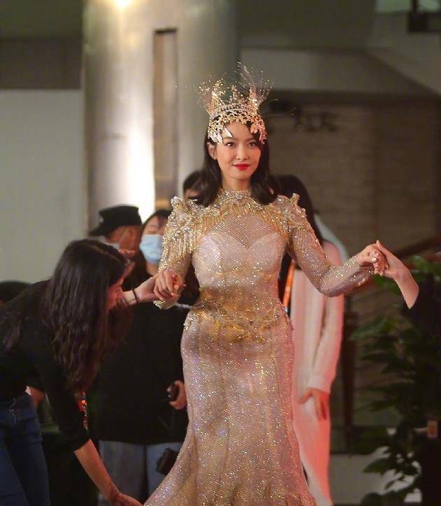 宋茜金鹰女神后台照被传出,披黄褂子似太后,看清鞋子,心疼哭了