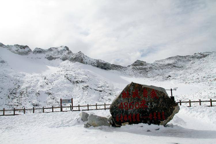 省阿坝州黑水县,距离成都370公里99达古冰川景区信息随着春天脚步