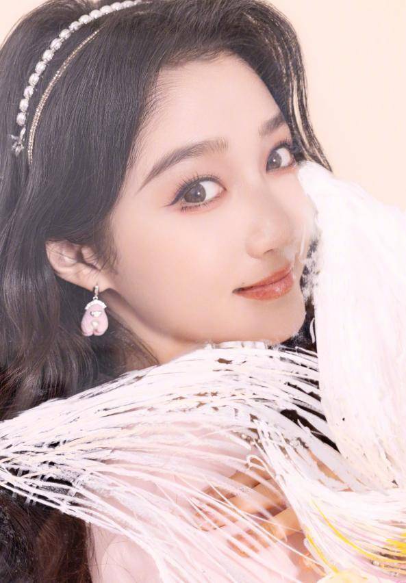 关晓彤剪短发化身知性贵妇穿抹胸蓝裙拍海岛写真满屏的大长腿