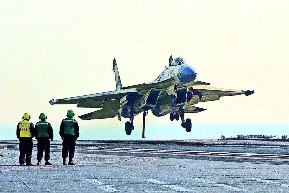 原创中美俄舰载机飞行员对比美有1200人俄有80人中国有多少