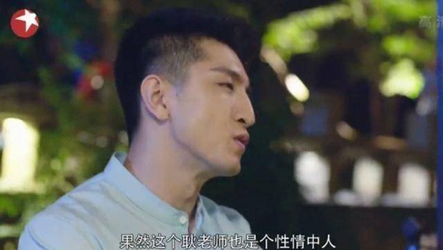 原创原创倾城时光倾城夫妇夜色坐船游河谁注意到她脖子上的红绳子