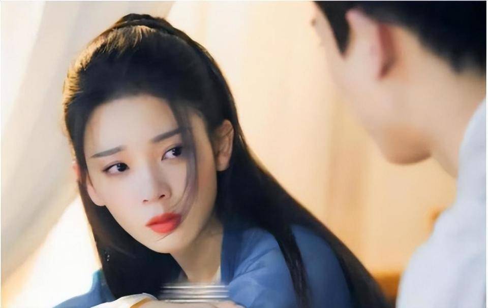 韩东君帮保洁阿姨收集纸壳放门口阿姨无奈道你还是丢在楼道吧