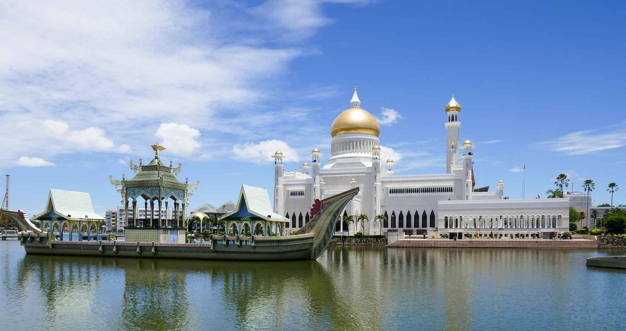 虽然国土面积只有5765平方公里,但是文莱却是天然气和石油储量上的"