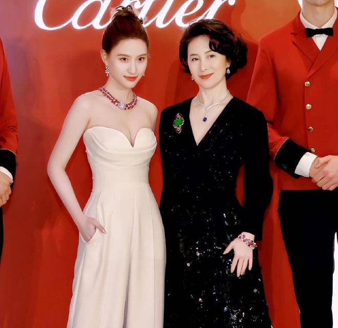 何超莲何超琼又同框啦姐妹相差29岁何超琼越看越年轻