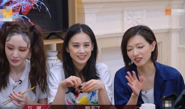 才坐到张雨绮身边,被戳穿后的反应,甜到心里去了_图片_女神_万茜