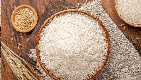 首先,新米是指刚刚收获的大米,其水分含量较高,米粒