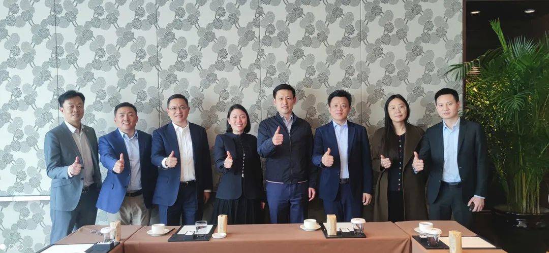 金鹰中国董事长陈昱廷女士,金鹰集团高级副总裁完颜绍华先生与亚太