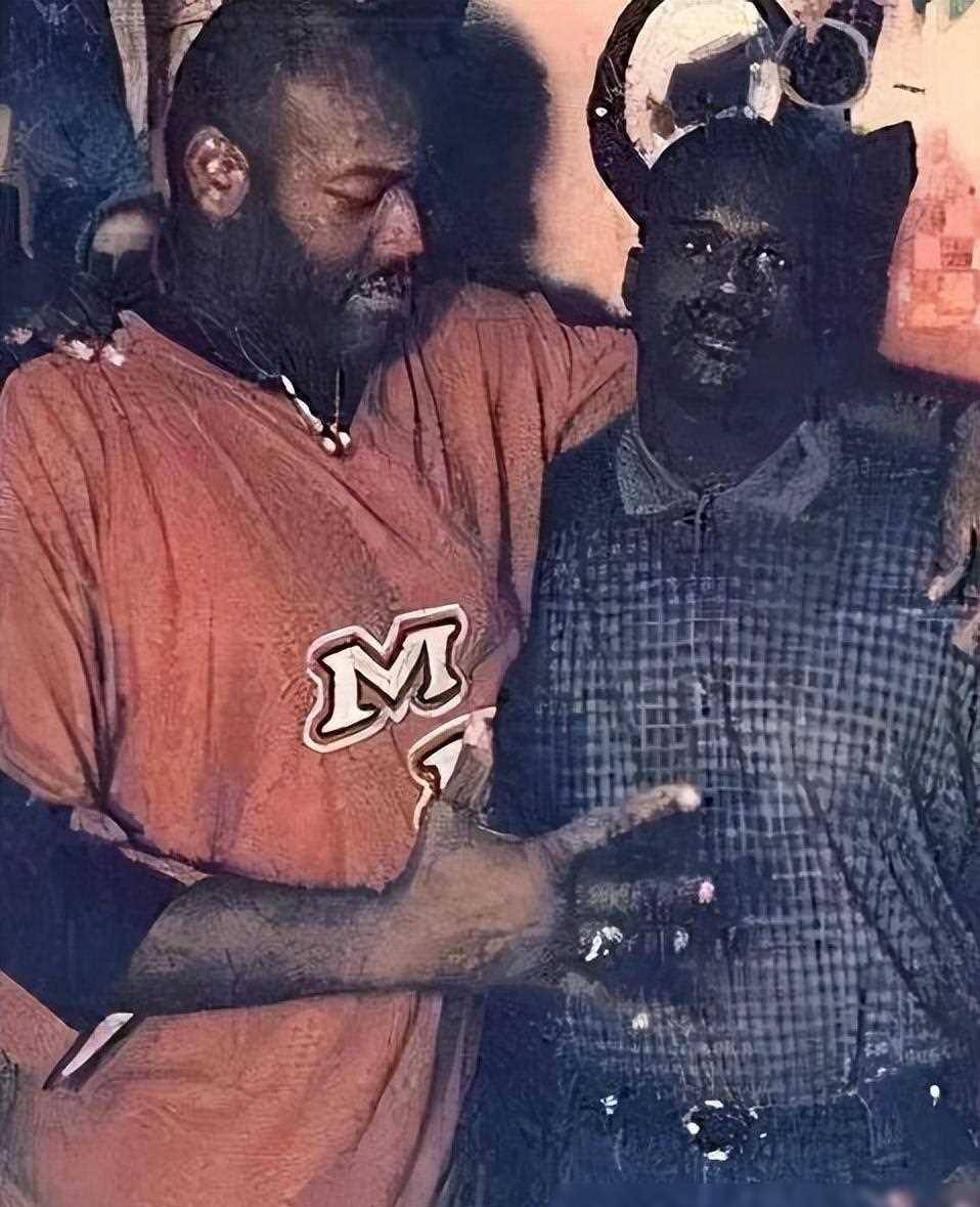 图示证实奥尼尔在五人面前显得娇小