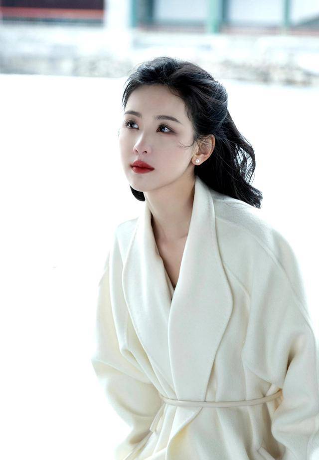 陈都灵奶白色大衣造型又美又贵气,关晓彤和短发适配度百分百