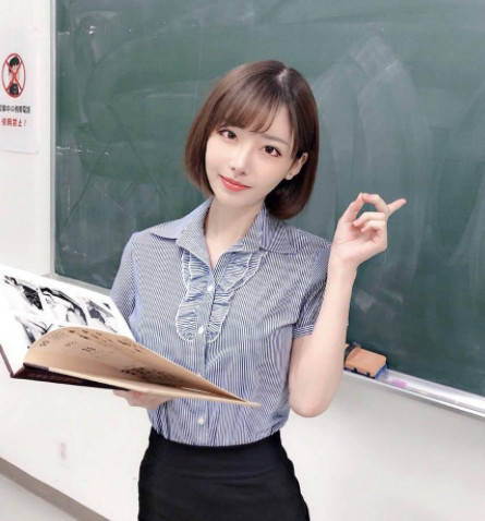 在国内电竞游戏圈也有着很高的认知,有着暗黑周淑怡的称号.