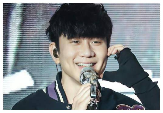 突发事件!林俊杰杭州演唱会多人冒充保安,观众闯关无票进场!