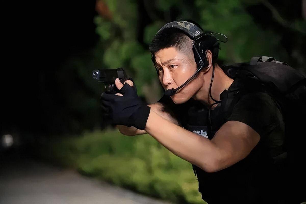 演员赵荀:盆骨破碎,腰间被打入三颗钢钉,李二牛爆改成日系美男