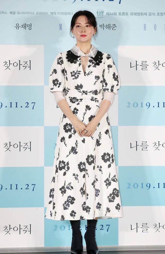 原创大长今李英爱依旧优雅身穿黑白印花裙感觉岁月没留下痕迹