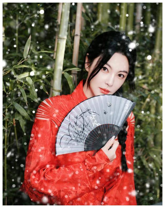 36岁的张雨绮用腰间的赘肉,给内娱的"白幼瘦"女星们上了一课!_审美_来