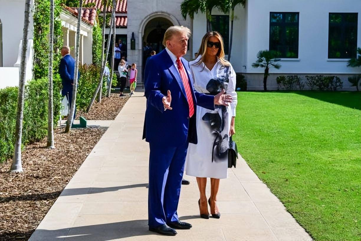 梅拉尼娅参加颁奖典礼!亲眼见证特朗普获奖很开心,穿小黑裙好美