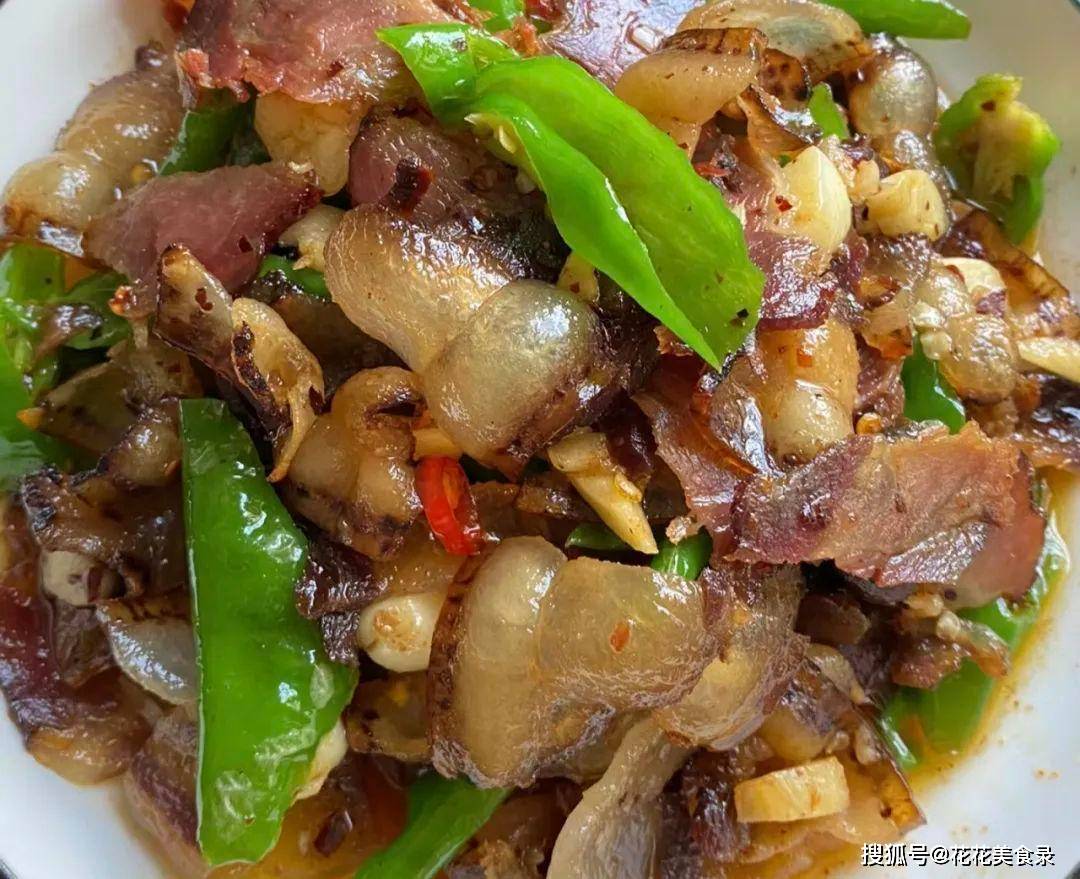 炒腊肉不再愁，这些技巧助你做出嫩滑口感 炒腊肉小技巧，让你告别硬邦邦的腊肉