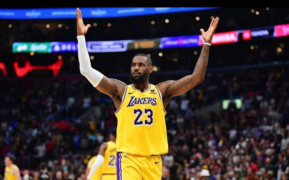 上一场湖人队150-145险胜步行者队的比赛中,詹姆斯出战38分钟,19投8