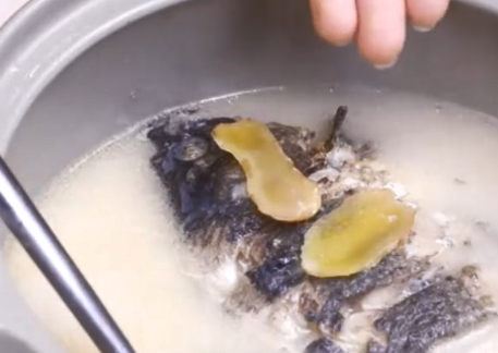 原创无论炖什么鱼除了加清水还要加什么加点它汤更鲜肉更嫩