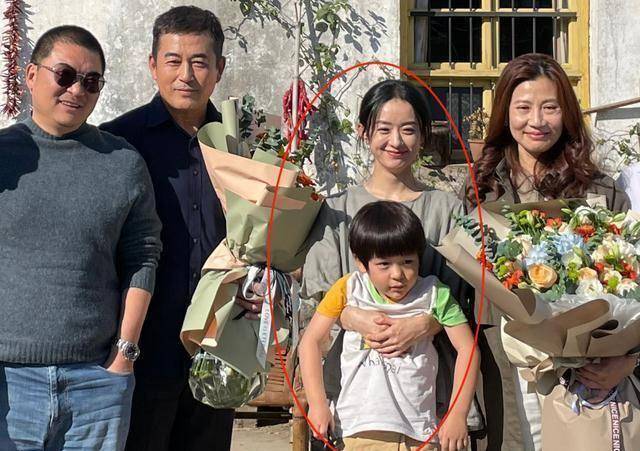 《幸福到万家》首波剧照,赵丽颖怀抱孩子,满脸笑容好温柔_乡村_照片