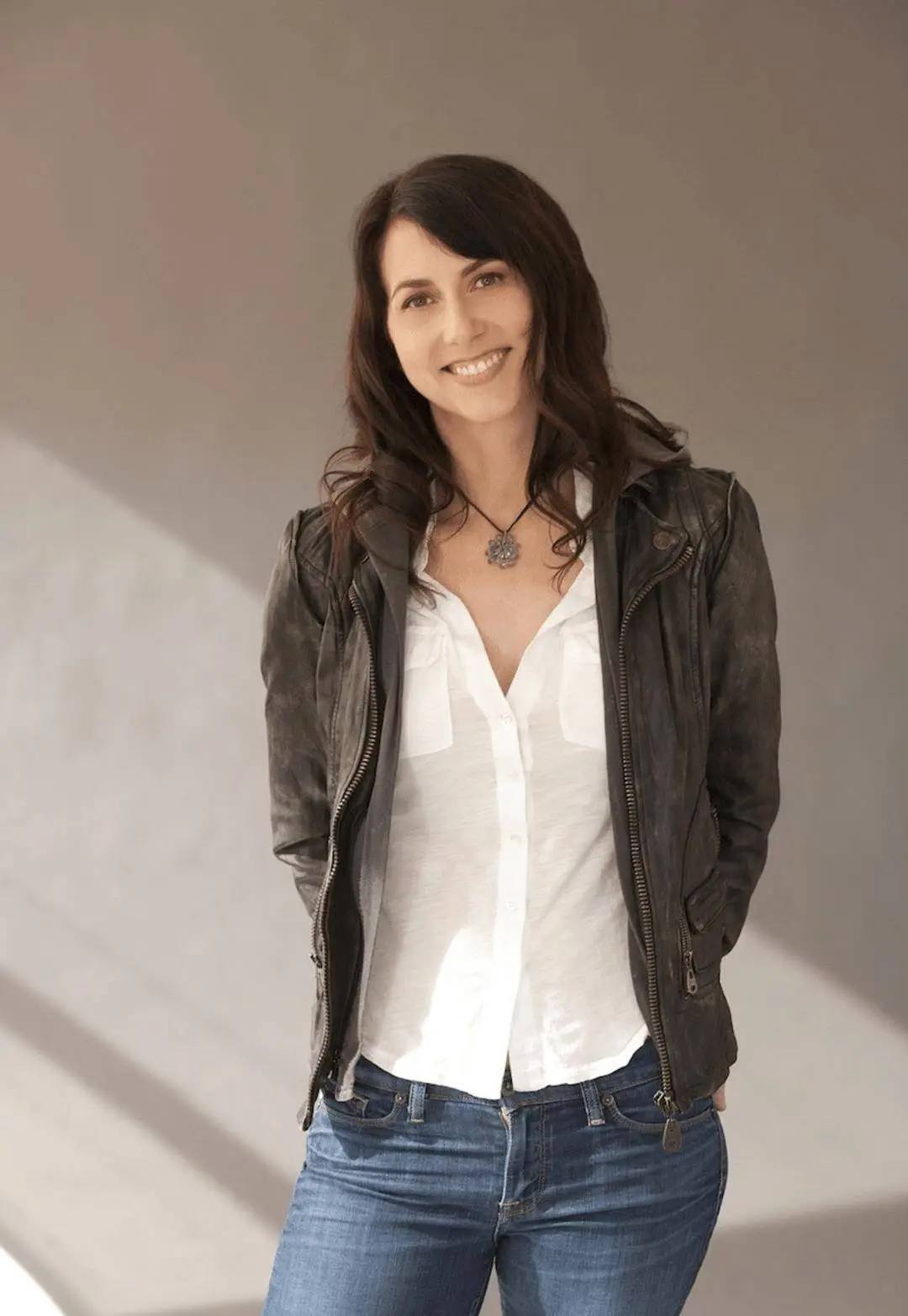 跟贝佐斯离婚后,她分到了370亿美元资产,如今却捐出170亿美元_麦肯齐