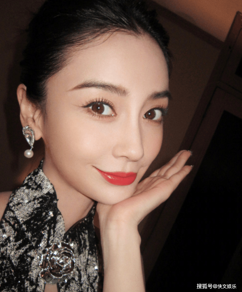 杨颖低调复出大受欢迎晒美照气质优雅迷人离婚后变得更美了