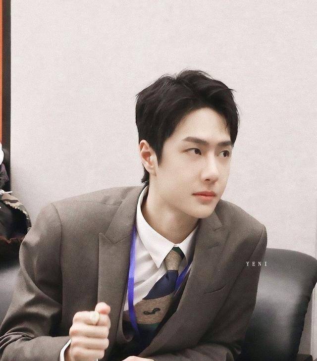 原创王一博西装化身霸道总裁下一秒变傻白甜粉丝这个反萌差爱了