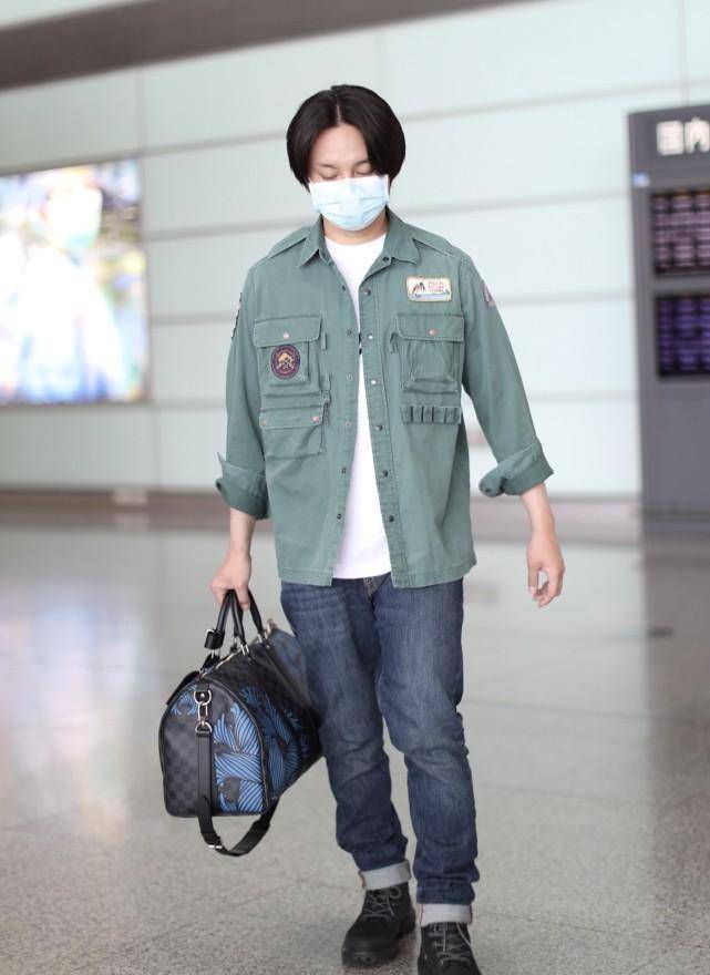 原创尹正私下里没那么油穿绿色夹克还挺清爽的素颜不邋遢