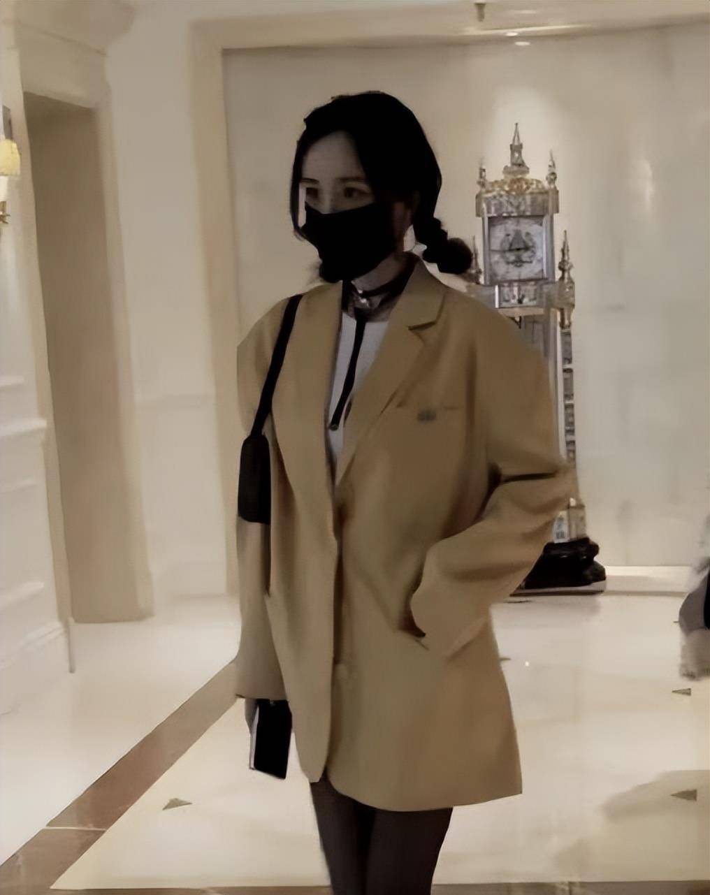 原创36岁杨幂瘦过头了吧穿黑丝逛街一双腿像竹竿豺了吧唧的风能吹倒
