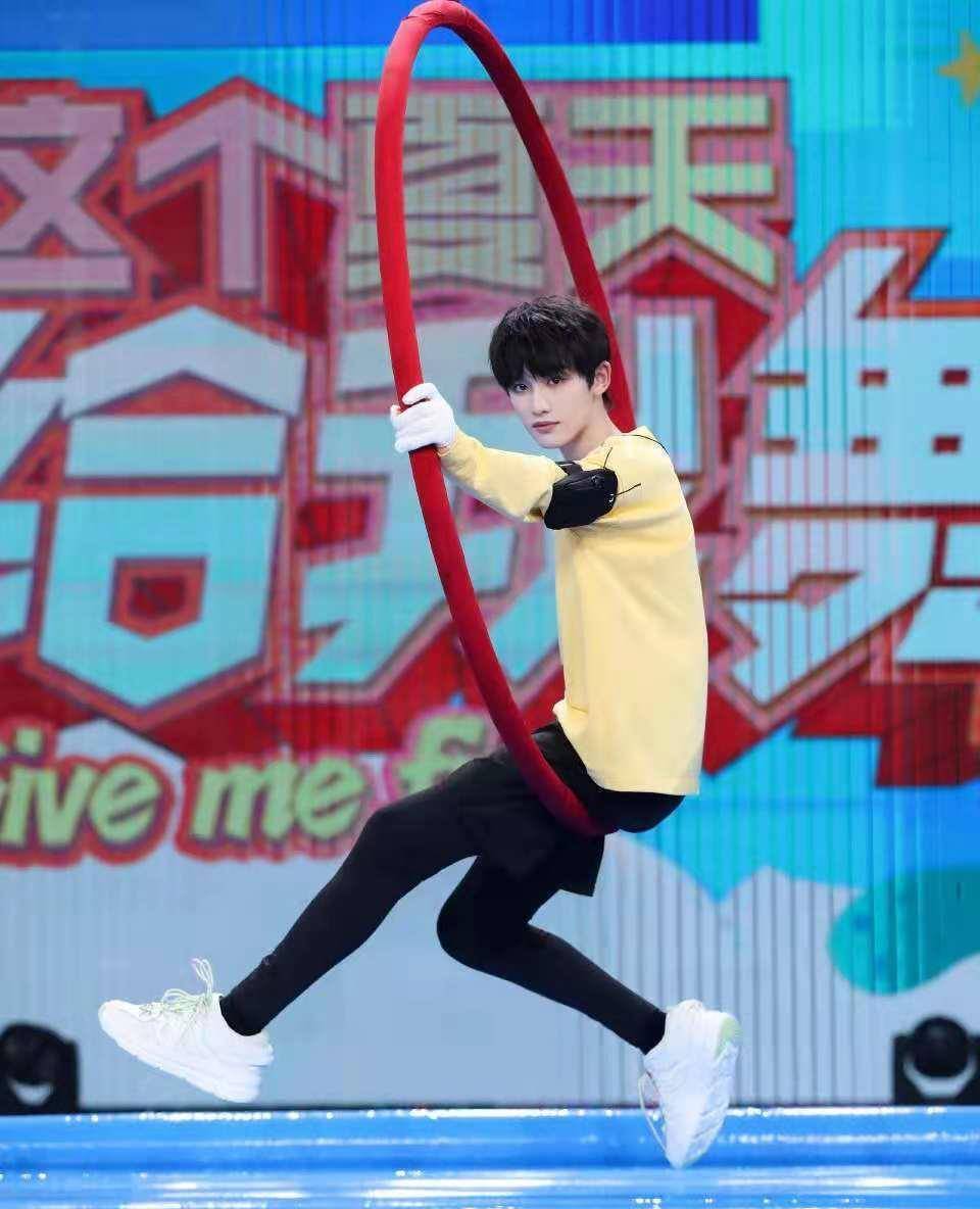 丁程鑫机场被私生撞肩差点摔倒后反应迅速现场拥挤混乱不堪