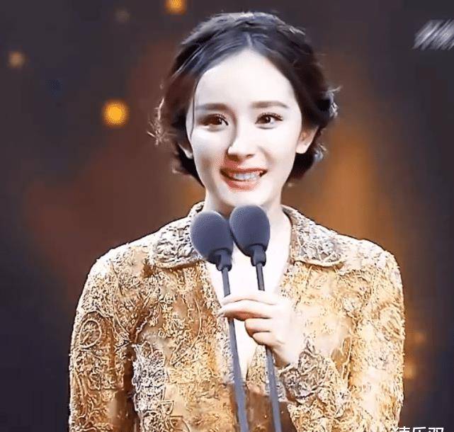 原创杨幂在台上满脸都是胶原蛋白看清台下才知打光有多重要