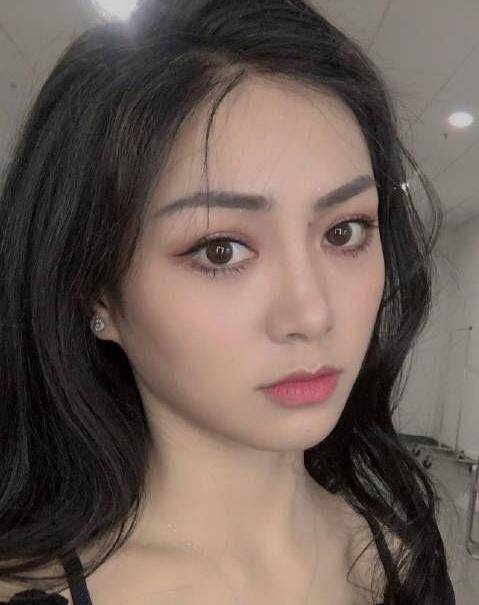 谢可寅自称上学没人追看到旧照后网友谁爱追谁追