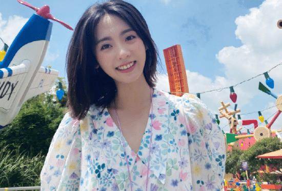 原创邢菲去游乐园玩耍不料被发饰意外抢镜像极了迪士尼在逃公主