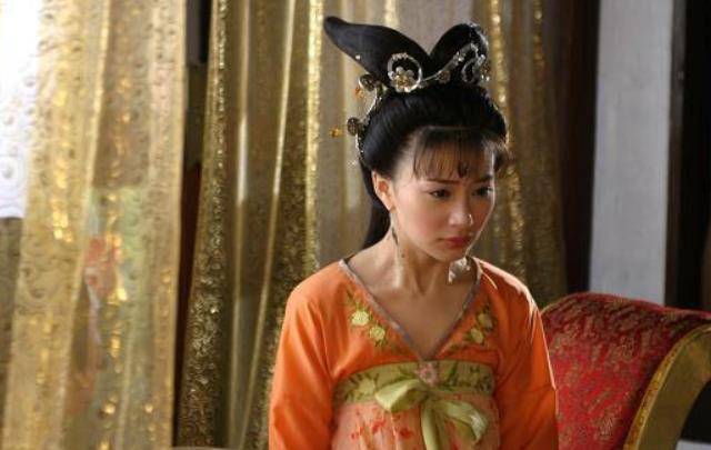 原创别的陪嫁丫鬟都无名无份她却摇身一变成了皇后主子才嫔妃而已