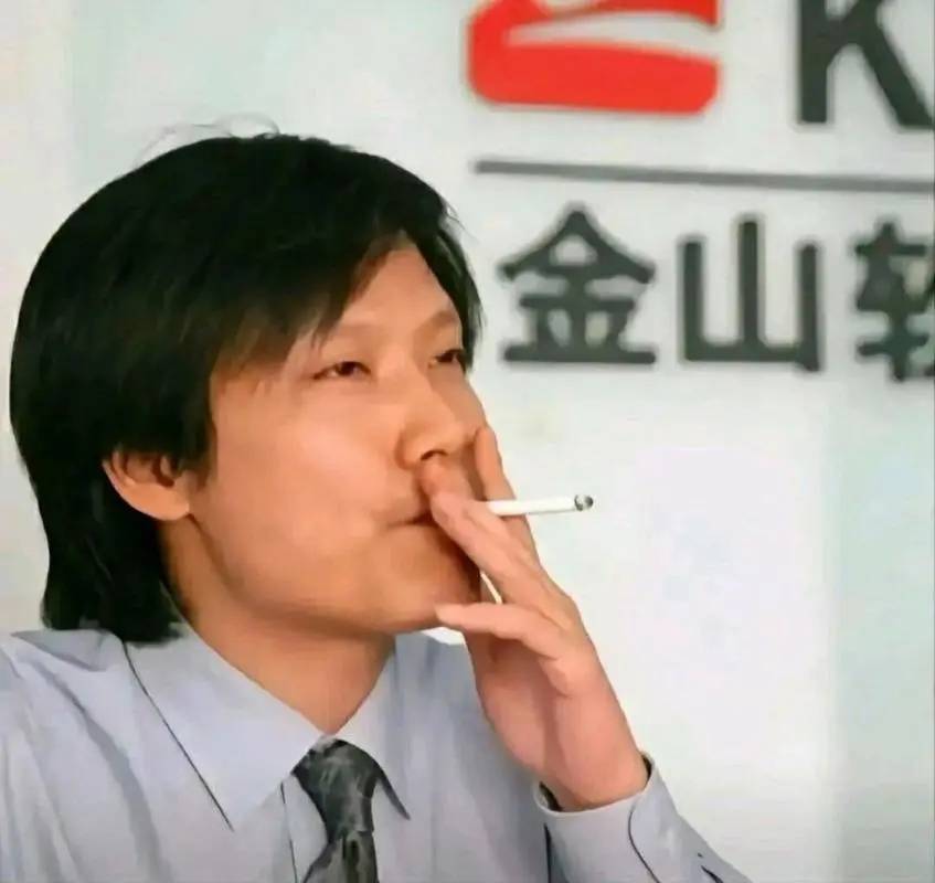 网友越闹越过分!雷军试驾小米汽车,中控放着农夫山泉都能惹争议