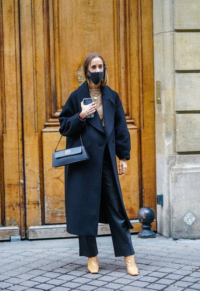 原创冬季人手必备的黑色大衣3个搭配方式让你变时髦解锁新时尚