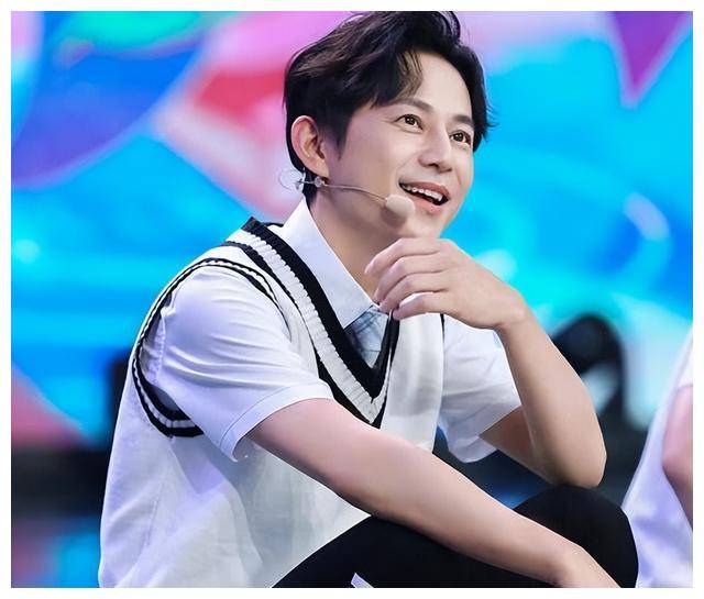 何炅的人设变化高情商转变为讨好型网友瑟瑟发抖