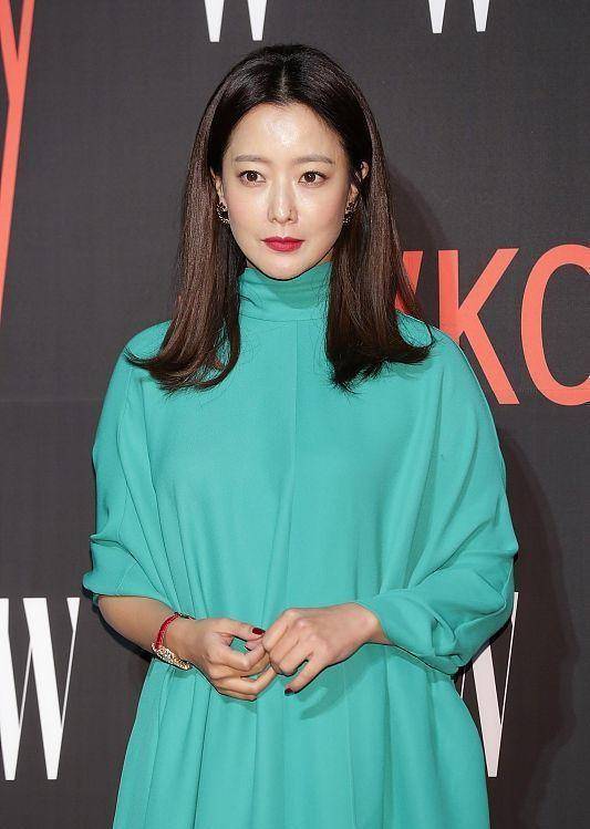 原创金喜善的优雅一般人模仿不来穿这么宽大的裙子也不显胖好端庄