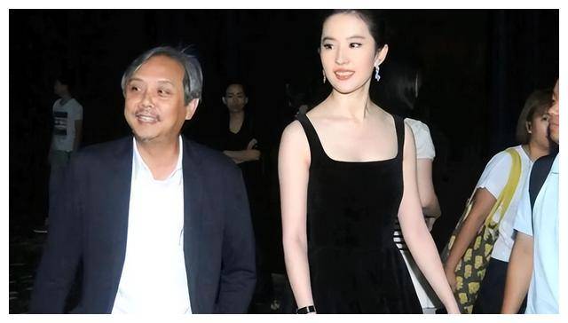 刘亦菲合照曝光,紧身裙展魅力,干爹的宠溺别具一番眼神_陈金飞_身材