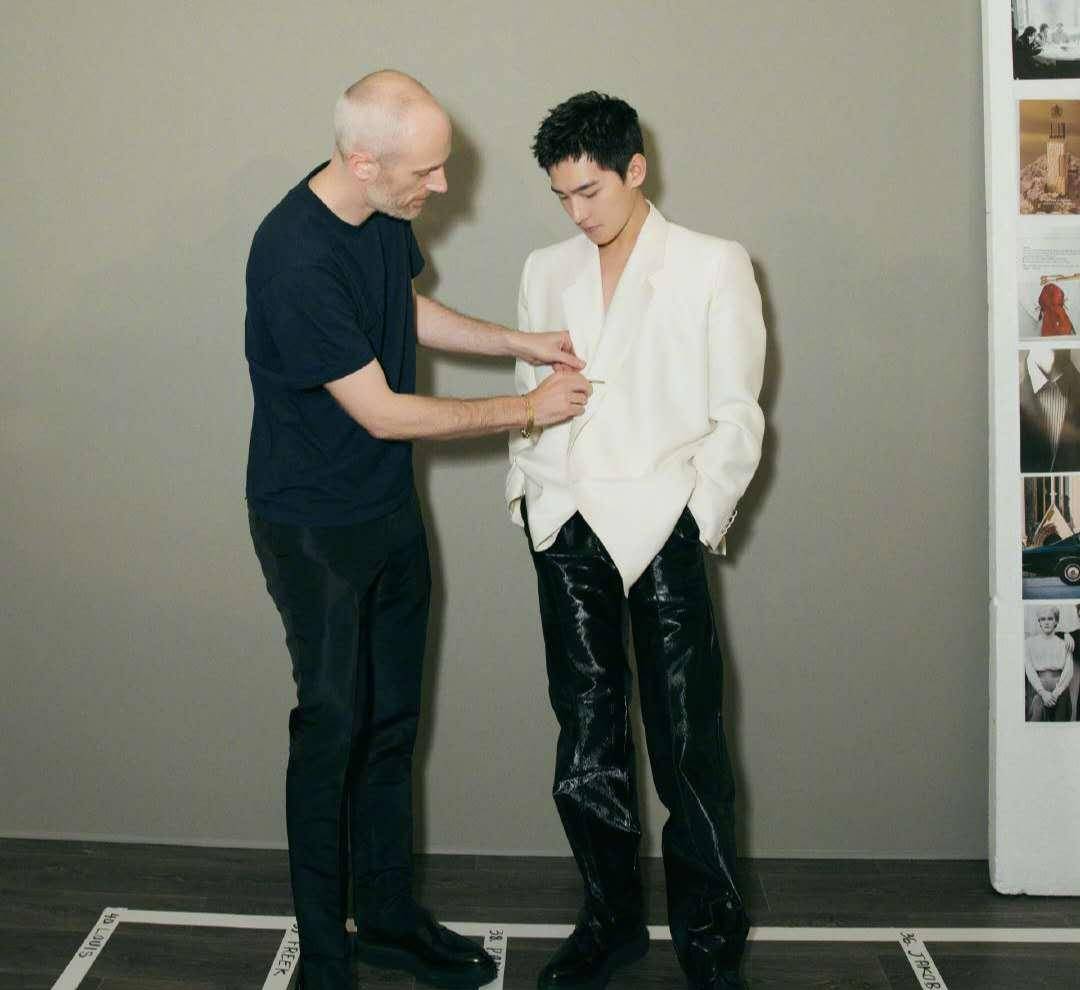 1部红楼梦捧红2位贾宝玉,但10年后,演技及时尚资源相差甚远_杨洋_品牌