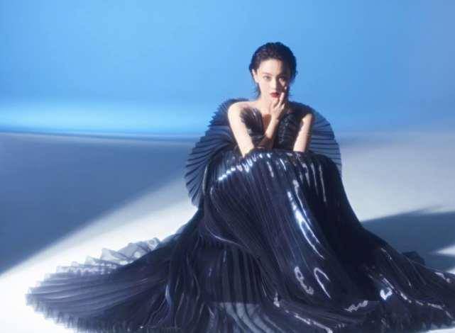 这一张照片中,张馨予全身出镜,大方展示好身材,裙子的褶皱上流动的