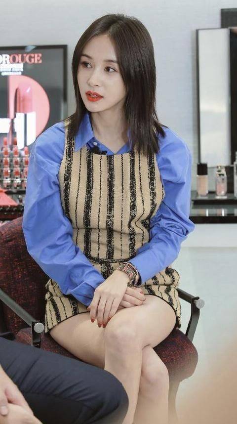 王子文单身后剪了齐肩发穿衬衫连体裤马丁靴38岁美出新高度