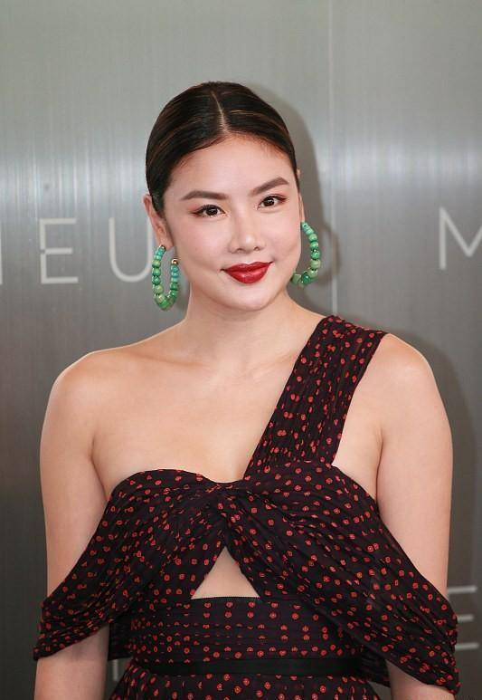 乐基儿虽然不算瘦但挺会搭配的选的裙子大胆还有女人味