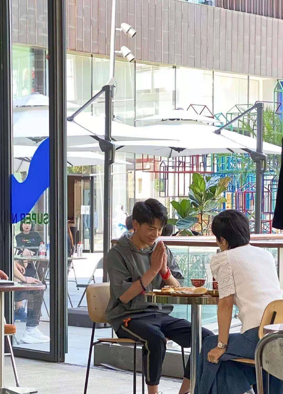 原创三里屯偶遇丁真还以为他纯真不再看到他坐姿端正像学生依旧是干净